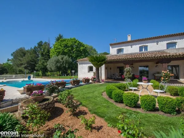 Maison 8 pièces 252 m²