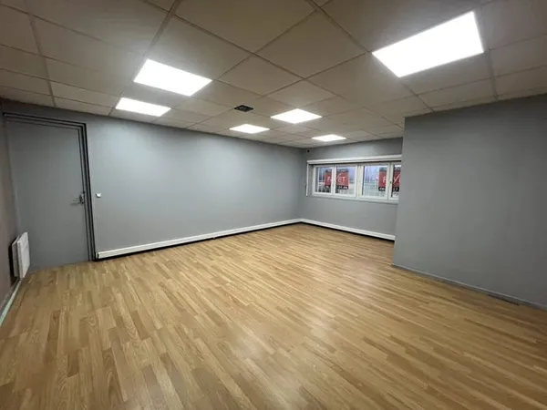 Bureau et espace de travail Location Estrablin  170m² 980€