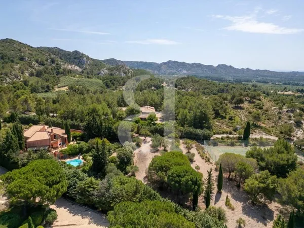 Maison d'architecte avec piscine et tennis au coeur de la Vallé