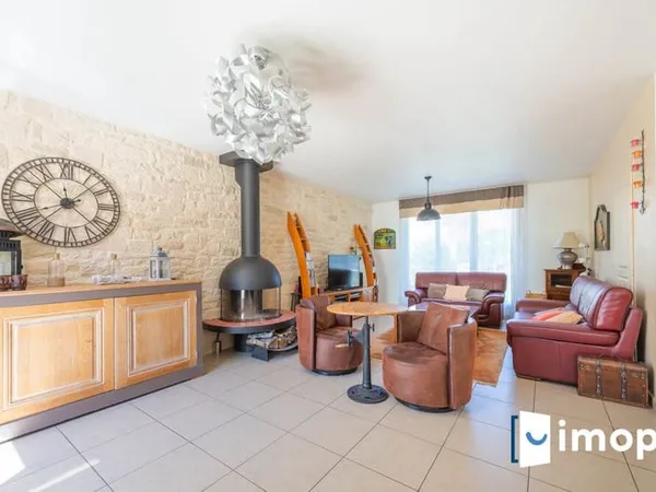 Maison familiale individuelle avec terrasse et jardin