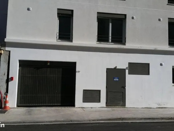 Place parking sécurisée + local vélo - Villeurbanne Grand Clément