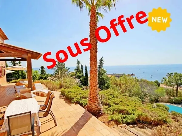 AGAY BORD DE MER ENTRE CANNES ET SAINT RAPHAEL. VILLA DE CARACTERE 10 PIECES FACE MER