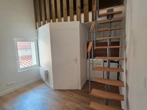 Studio meublé duplex 30m2 eau comprises