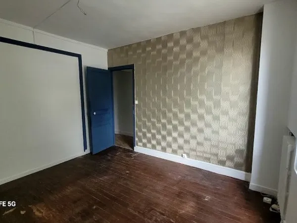 Une maison édifiée sur sous-sol mitoyenne des 2 coté, 5 pièc