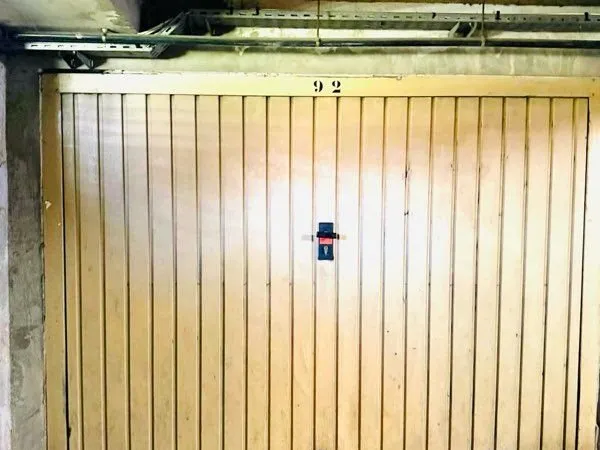 Garage sous sol fermé