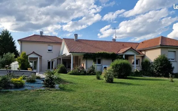 Maison contemporaine avec piscine et jardin