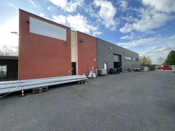 Local d'activité 898 m²