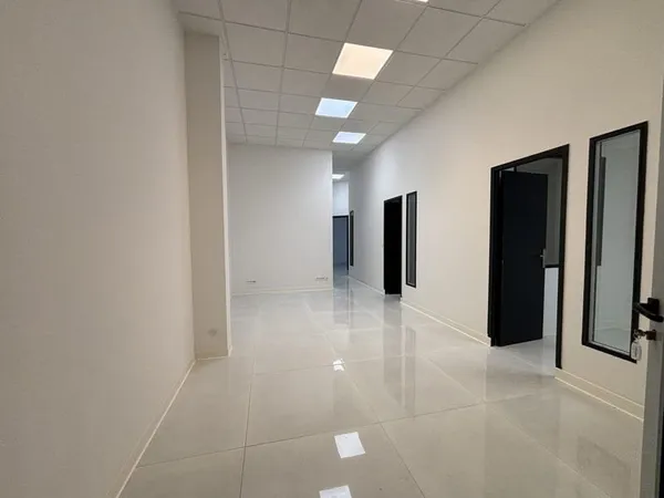 Local commercial JARRY - 67m2 - IMMEUBLE ORLANDO
