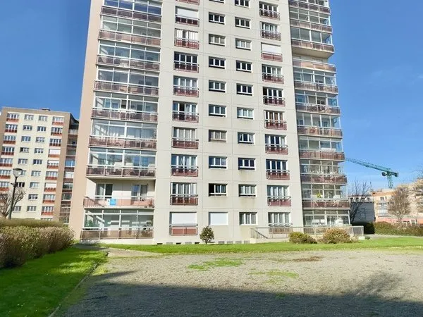 FINISTERE, BREST, PLACE DE STRASBOURG, APT DALLE BÉTON, ASCENSEUR, PLACE DE PARKING, TOUTES COMMODIT