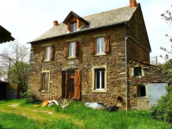 Rieupeyroux / Corps de ferme avec 2.5 hectares