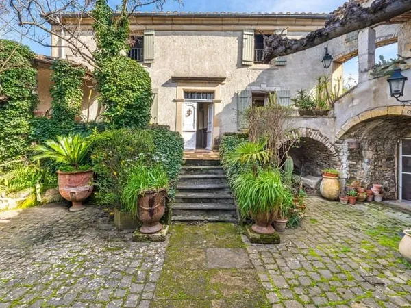 Maison 7 pièces 242 m²