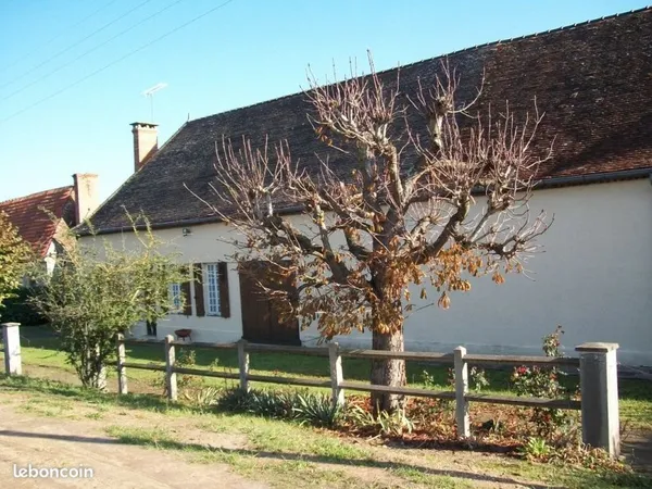 10 mn sud Moulins, Corps de Ferme avec 2 logements et granges sur 3750 m²