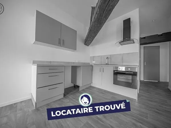 Appartement rénové, de type F4, d'environ 90 m2, situé au 2ème étage d'un petit immeuble en plein co