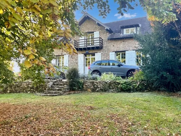 Belle propriété d'environ 300 m2 dans un cadre verdoyant