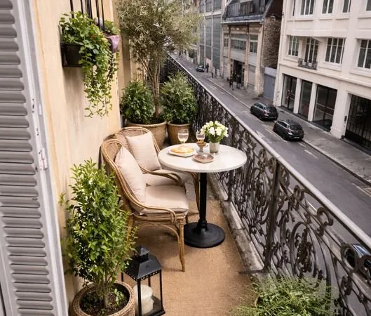 Studio haussmannien rénové · Balcon 8,5m² sud-est · Paris 10e