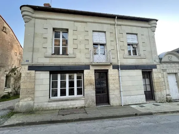 ENTRE DOUE ET MONTREUIL-BELLAY, maison de bourg