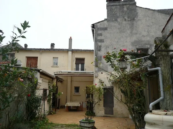 ⚜ COGNAC Centre, A Vendre MAISON de VILLE avec Cour et Dépendances ⚜