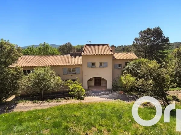 Maison 8 pièces 305 m²