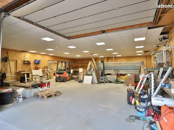 Local 430 m² Montaulin