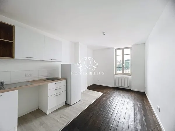 Appartement à louer - entièrement rénové, 2 chambres et bell