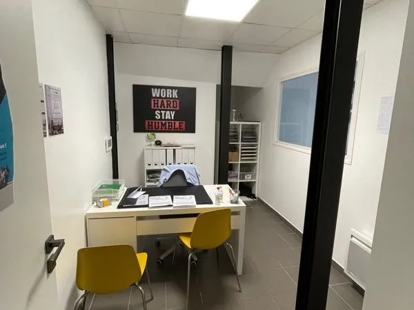 🔥 Local pro RDC climatisé - 2 bureaux + parking - prêt à l'emploi