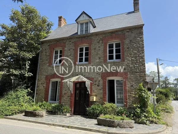 GENÊTS Charmante Maison de Bourg en Pierres avec Garage de 90 m2