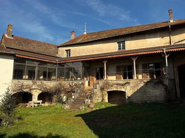 Maison de caractère à rénover, 229 m², dépendances - Terrai