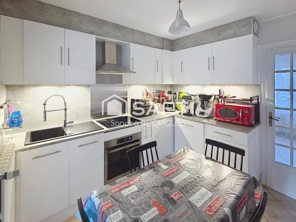 maison semi mitoyenne 6 pièces avec jardin et garage sans travaux à prévoir, proche de toutes commod