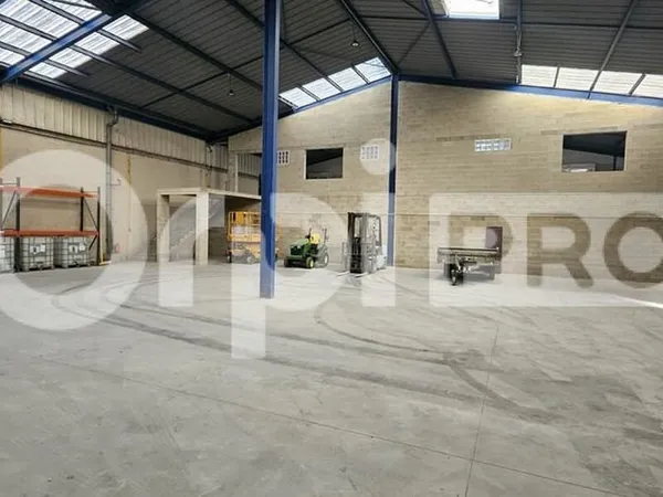 Local d'activité 1700 m²
