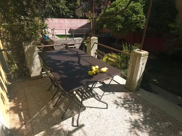 Appartement en rez de jardin : Esprit " Maison de ville " terrasse - jardin - piscine hors sol et ga