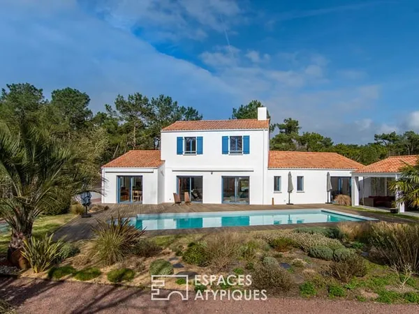 Maison d'architecte sous la pinède, proche littoral