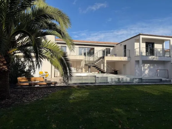 Maison 7 pièces 245 m²