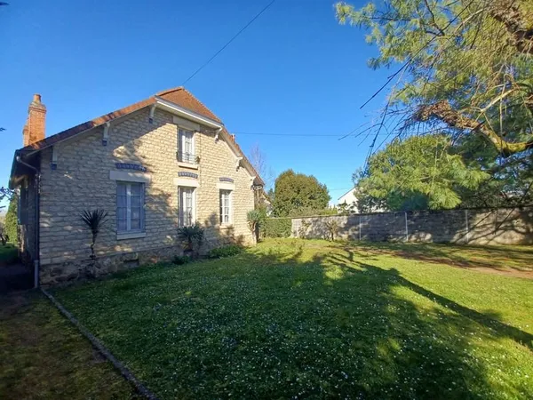 Maison de caractère, indépendante sur un terrain d'env 1800m