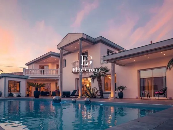 À VENDRE VILLA D'EXCEPTION AVEC VUE MER DE 267 M2 À VAUX-SUR-ME