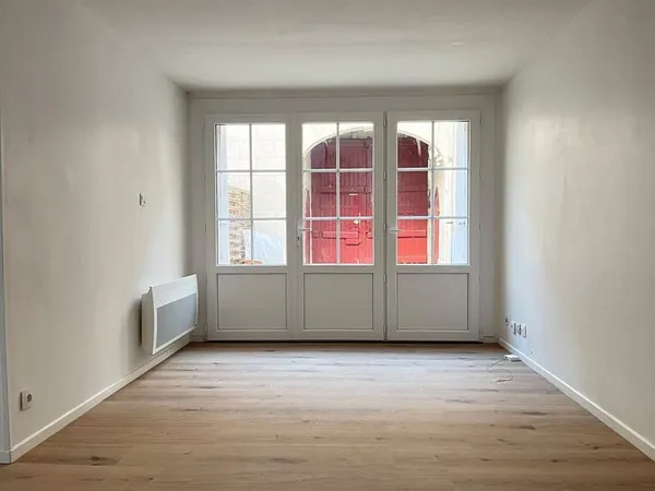 CENTRE VILLE - MAISON F2 AVEC COUR COMMUNE