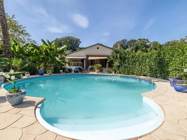Saint Paul de Vence - Maison avec piscine, 3 appartements indépendants , 5 garages et terrain de 360