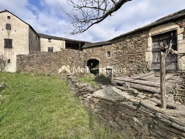 Exclusivité : Mas en pierre avec dépendances - Vue dégagée - Fort potentiel