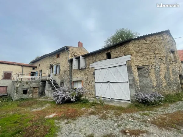 Maison de bourg à rénover d'environ 200 m2 avec terrain