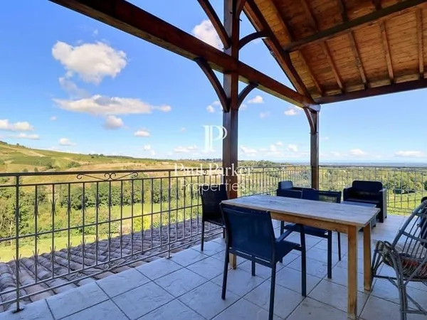 Propriété avec vue panoramique, vaste dépendance et piscine