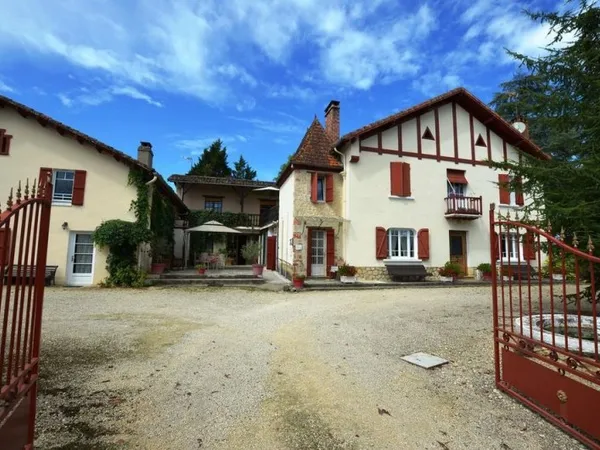 A vendre, Gers : Magnifique domaine avec maison, autres habitations, piscine, dépendances et camping