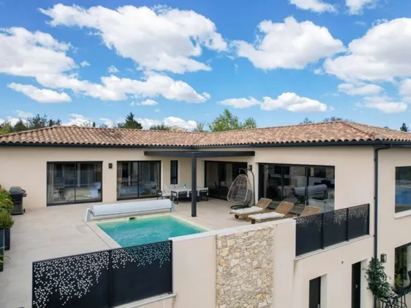 Uzès : Propriété contemporaine avec vues panoramiques