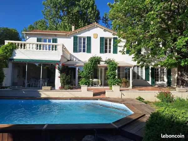 Maison de caractère avec jardin et piscine à deux pas du centre d'Aix en Provence