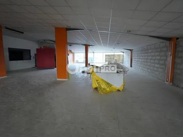 Local commercial 276 m²