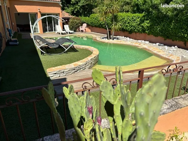Provence, coeur de village-grande maison familiale de plain-pied avec piscine,au calme et sans vis-à