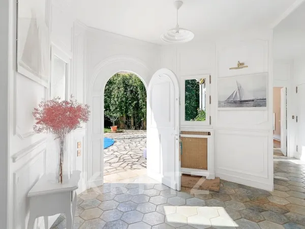 Propriété de caractère avec jardin paysager et piscine