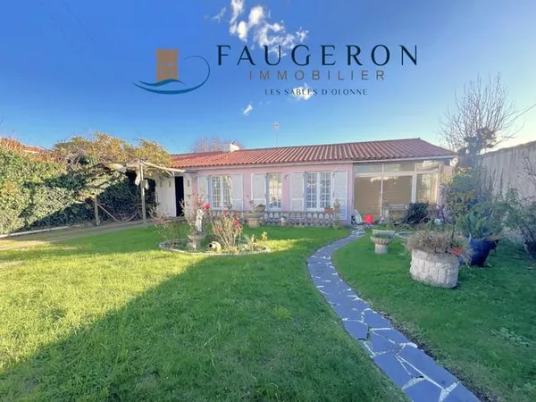 LA CHAUME - Maison T4 à rénover + garage / parcelle 500 m2 entre Quai & Océan