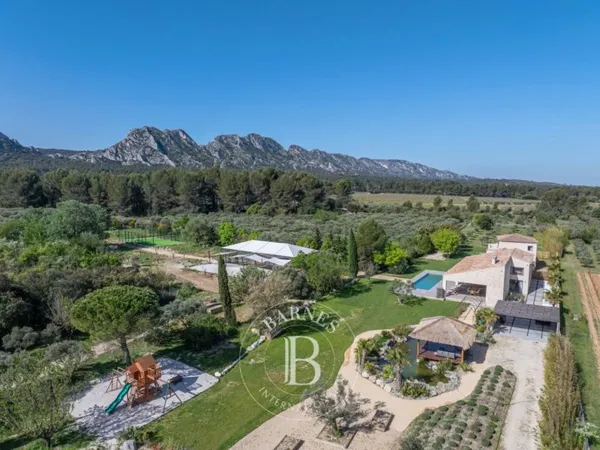 EYGALIERES-PROPRIETE-6 CHAMBRES- SUPERBE VUE ALPILLES
