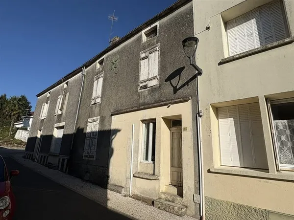 Maison à rénover à Montournais