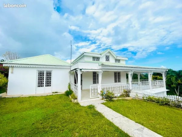 Villa 4 pièces et T2 aux Abymes