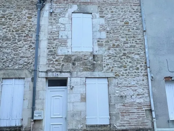 Maison de ville de 46m2 avec une chambre et un bureau.